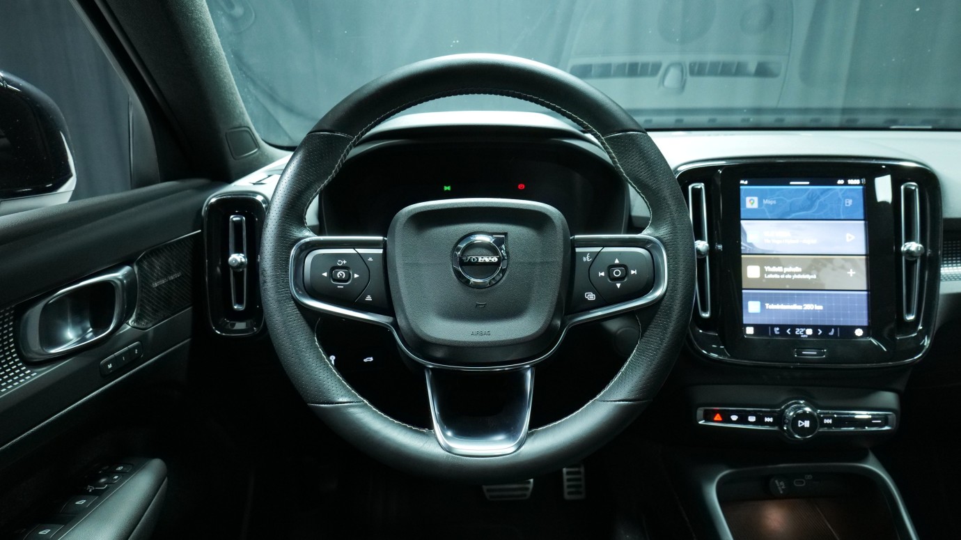 Esittelykuva Volvo XC40 täyssähköautosta.