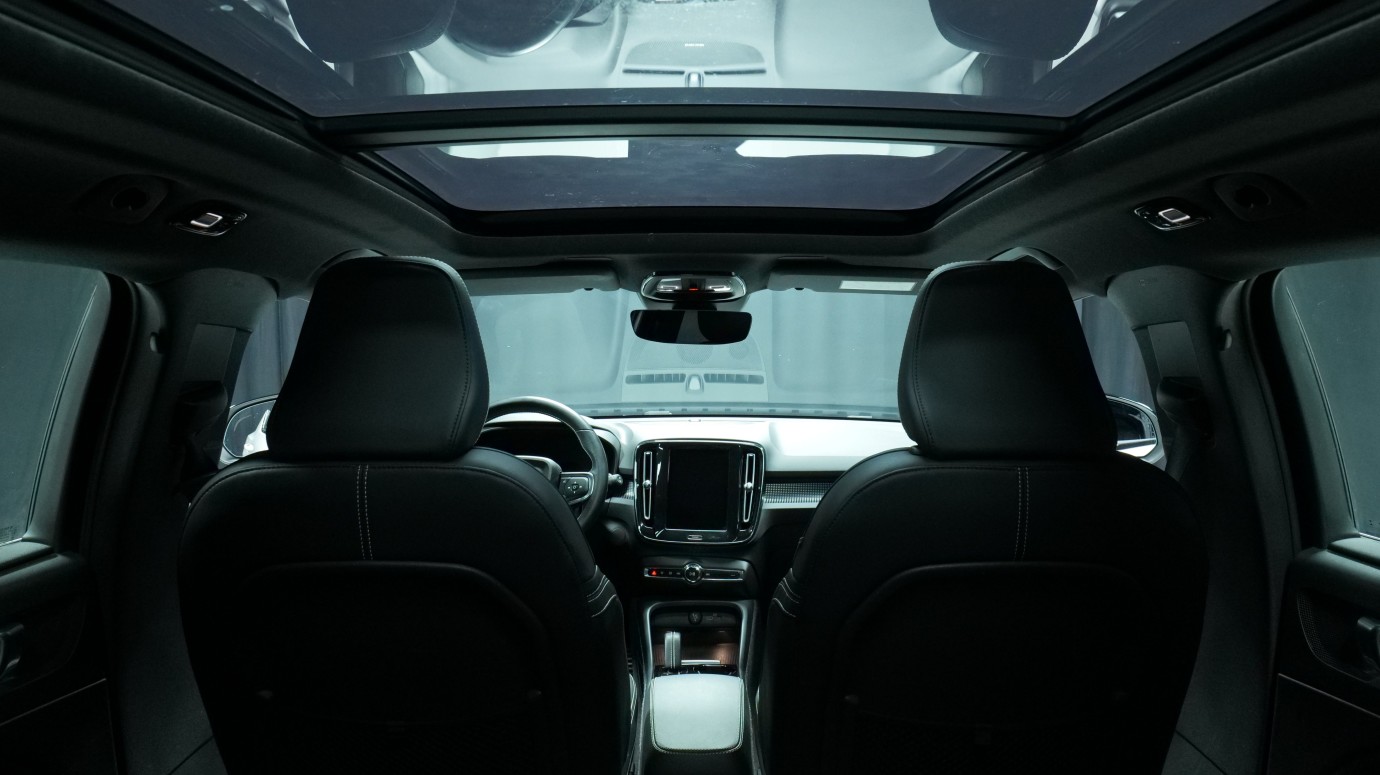 Esittelykuva Volvo XC40 täyssähköautosta.