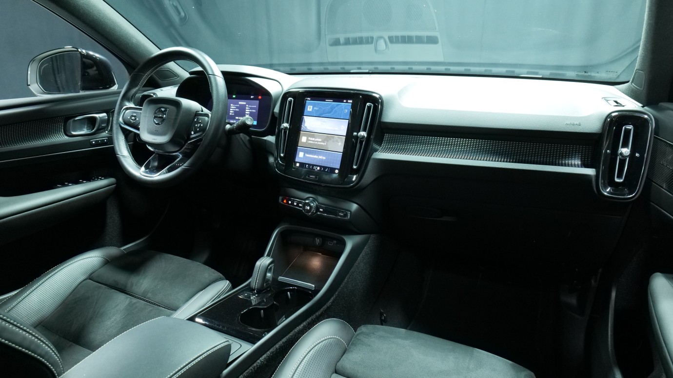 Esittelykuva Volvo XC40 täyssähköautosta.