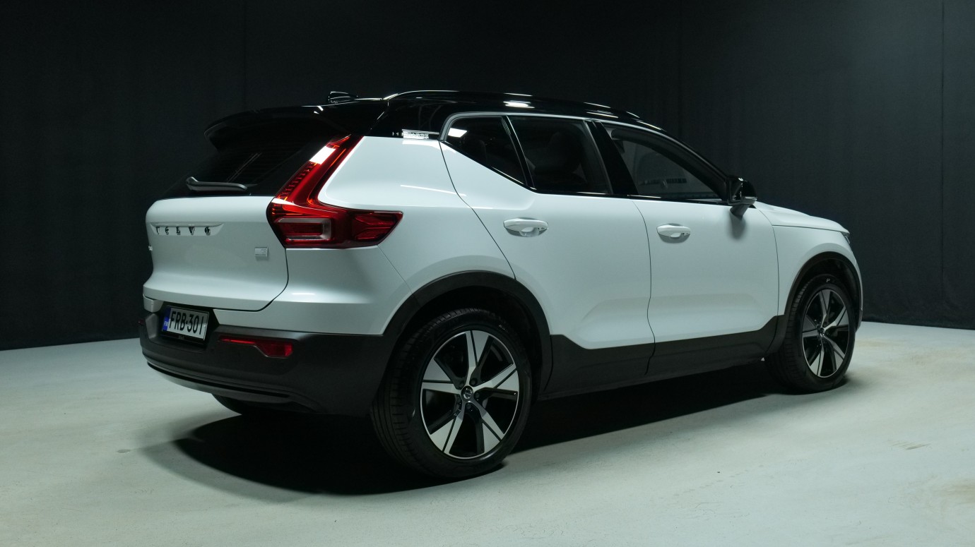 Esittelykuva Volvo XC40 täyssähköautosta.