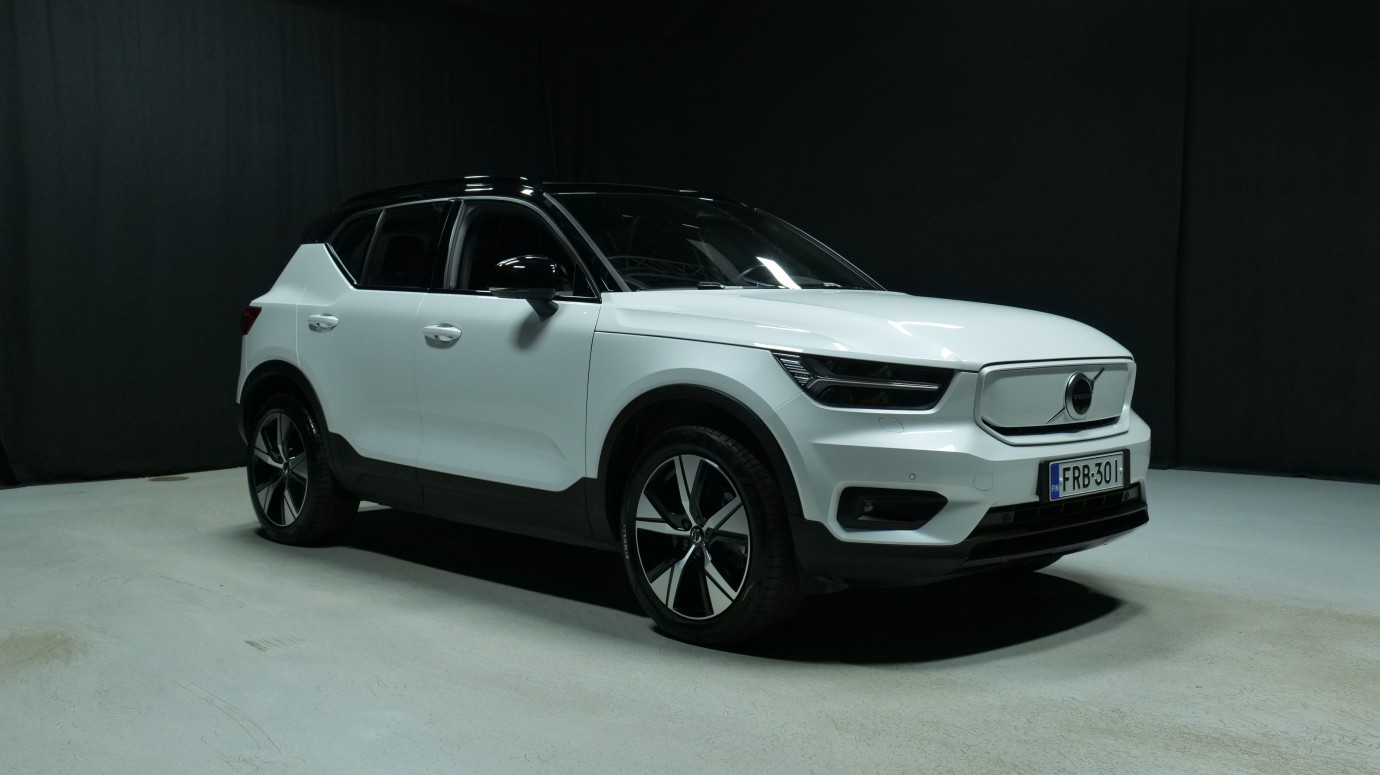 Esittelykuva Volvo XC40 täyssähköautosta.