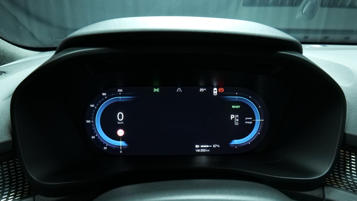Esittelykuva Volvo XC40 täyssähköautosta.