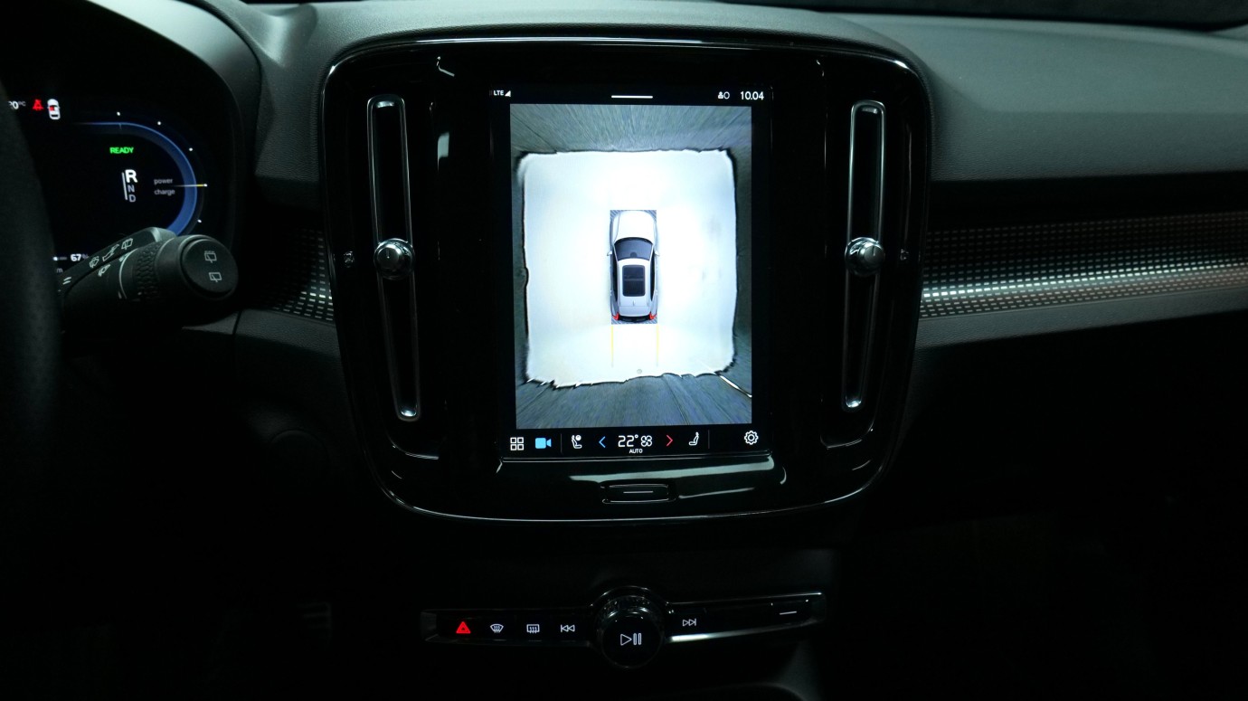 Esittelykuva Volvo XC40 täyssähköautosta.
