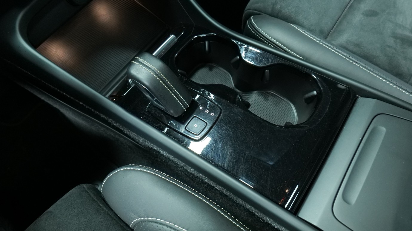 Esittelykuva Volvo XC40 täyssähköautosta.