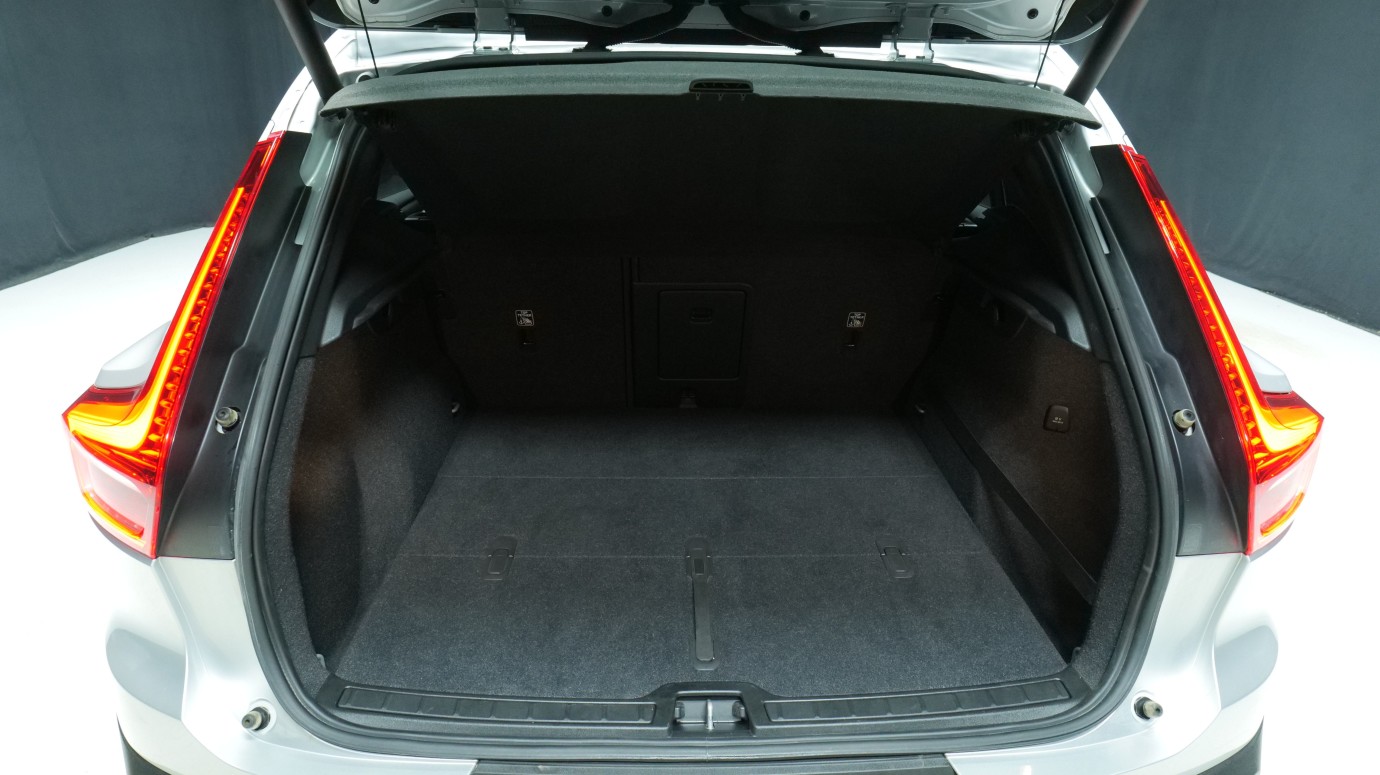 Esittelykuva Volvo XC40 dieselautosta.