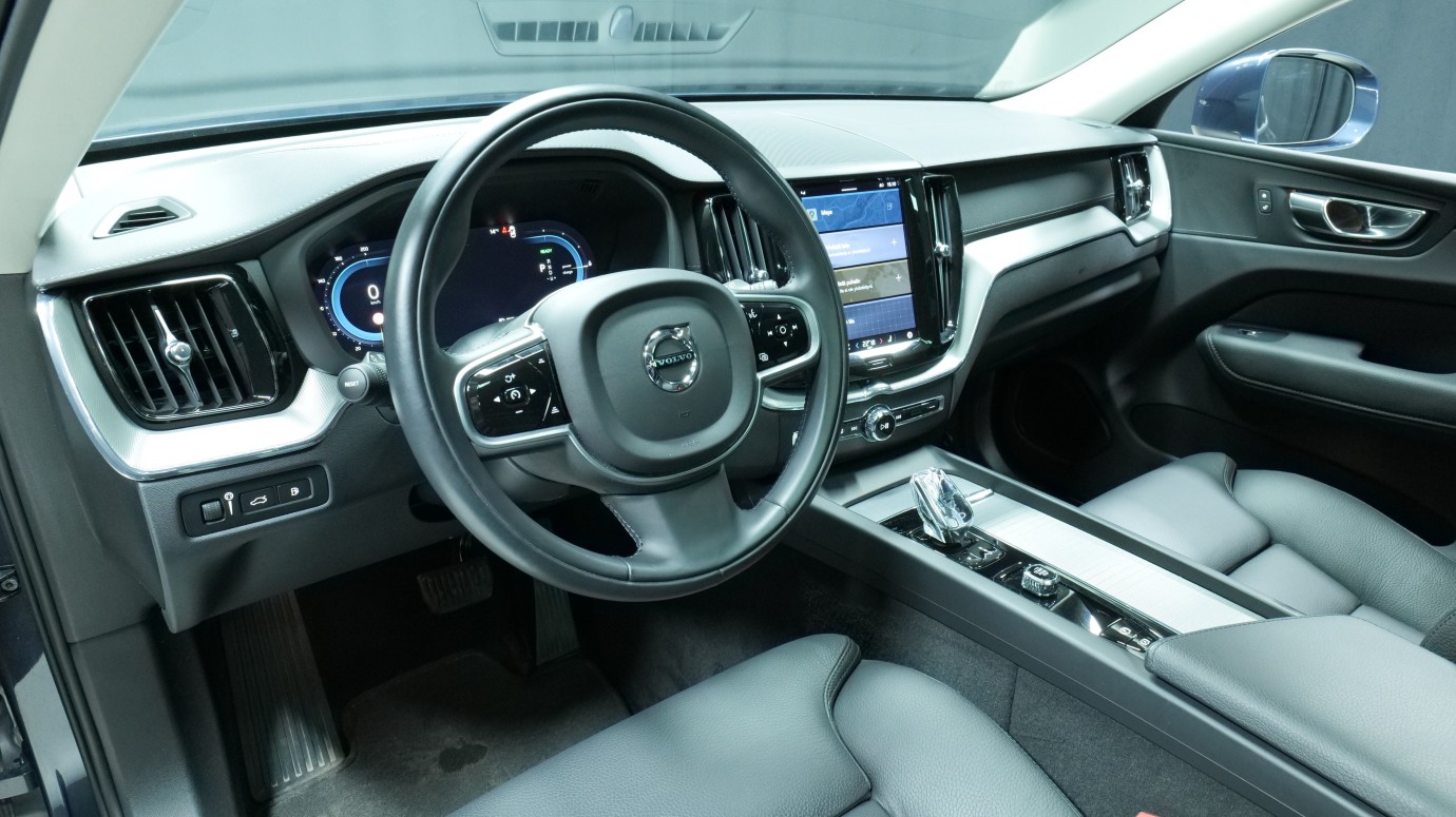 Esittelykuva Volvo XC60 kevythybridiautosta.