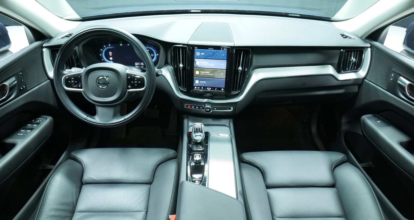 Esittelykuva Volvo XC60 kevythybridiautosta.