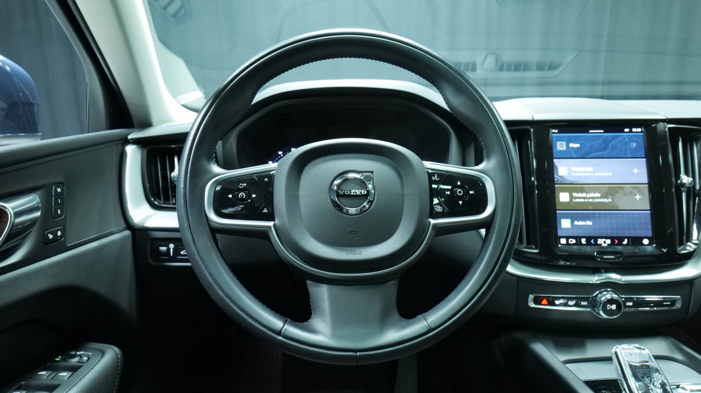 Esittelykuva Volvo XC60 kevythybridiautosta.