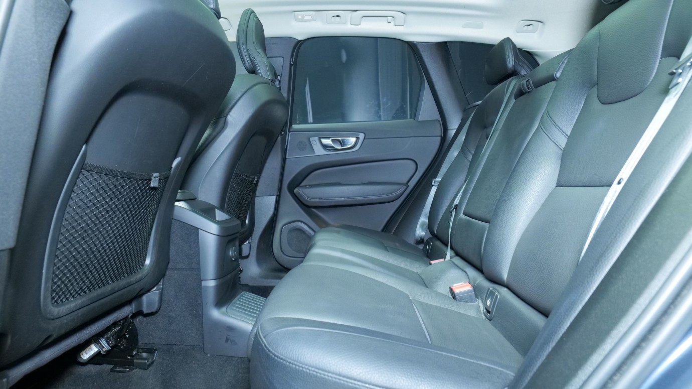 Esittelykuva Volvo XC60 kevythybridiautosta.