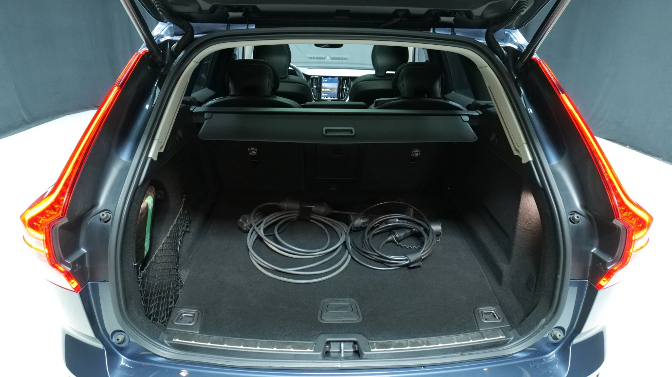 Esittelykuva Volvo XC60 kevythybridiautosta.
