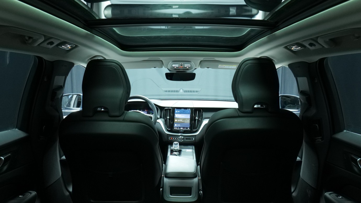 Esittelykuva Volvo XC60 kevythybridiautosta.