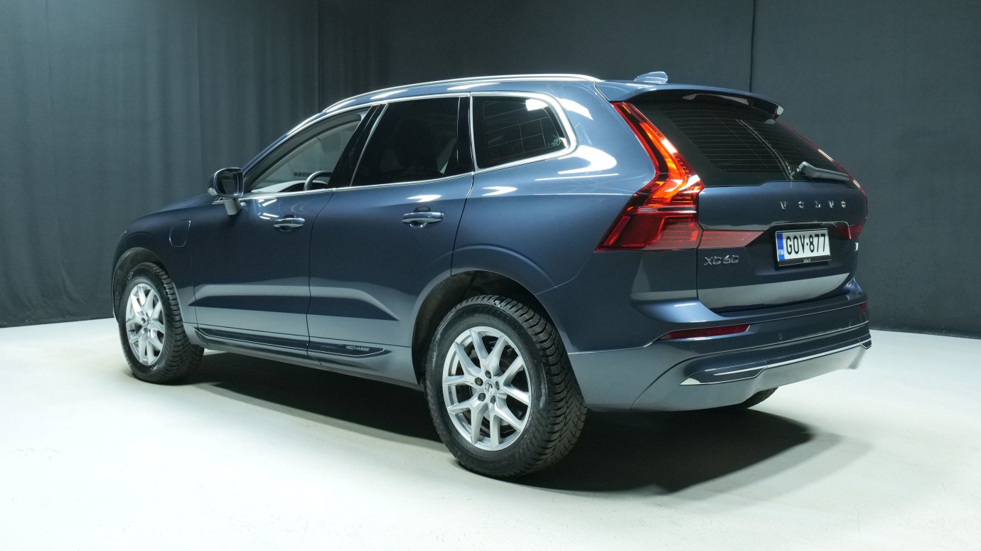 Esittelykuva Volvo XC60 kevythybridiautosta.