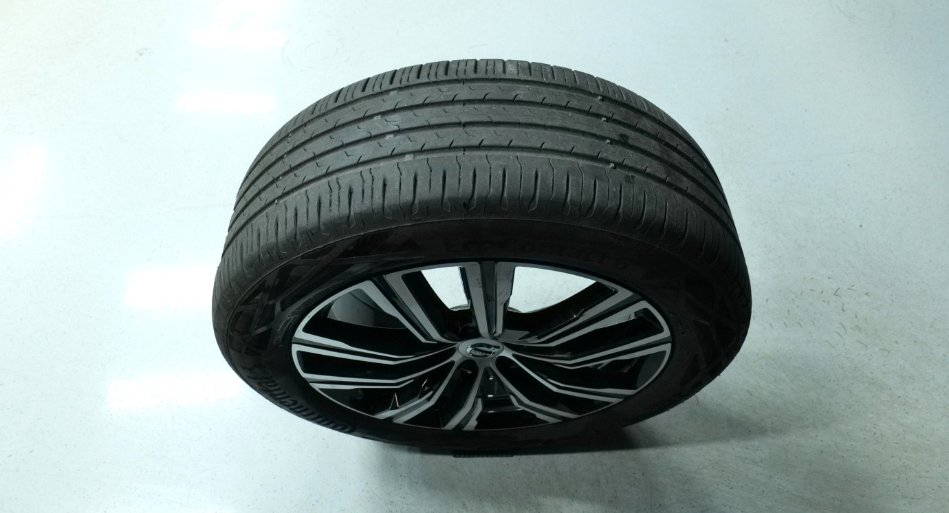 Esittelykuva Volvo XC60 kevythybridiautosta.