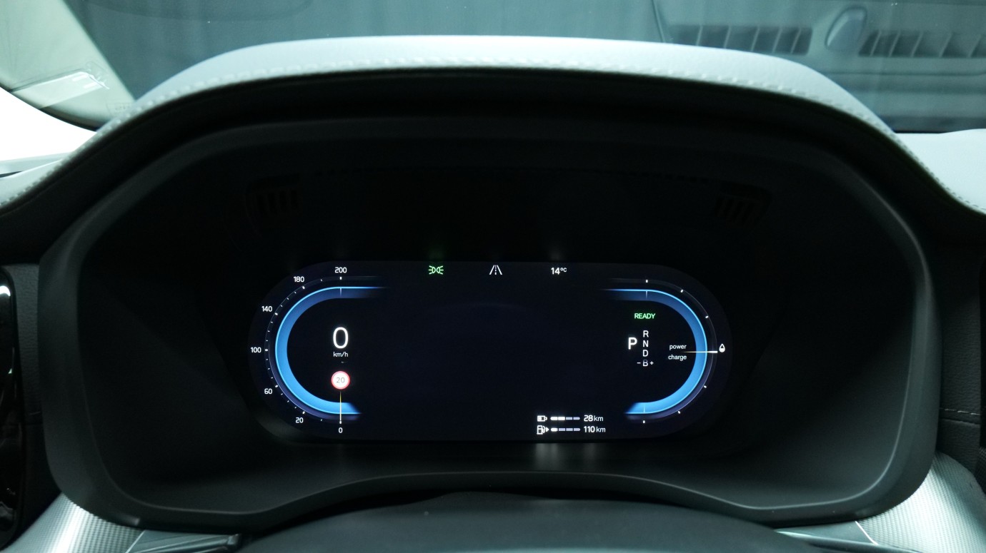 Esittelykuva Volvo XC60 kevythybridiautosta.