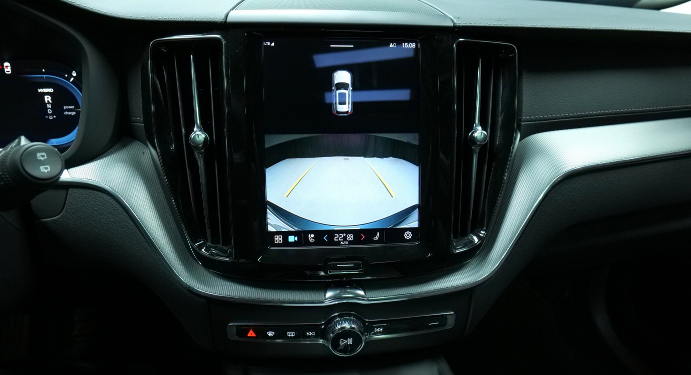 Esittelykuva Volvo XC60 kevythybridiautosta.