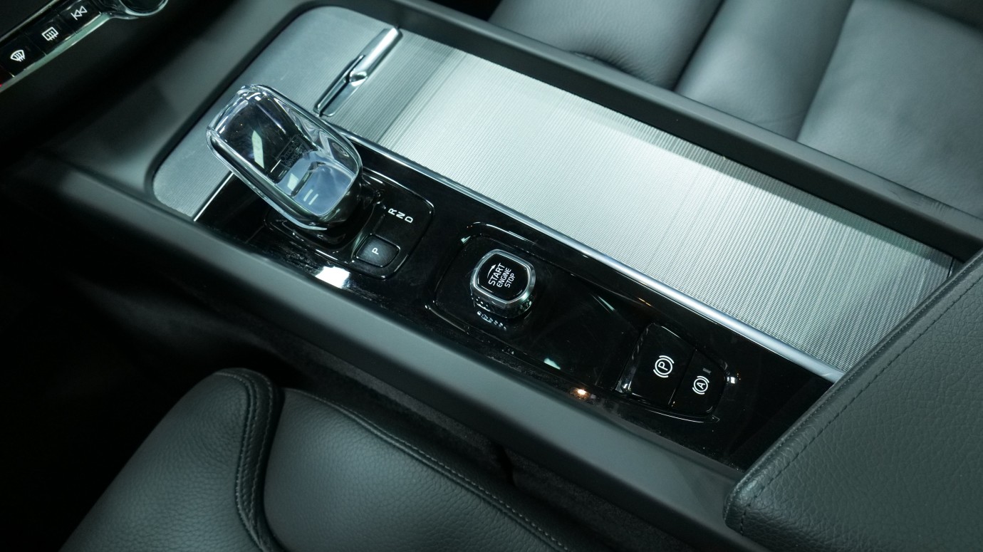 Esittelykuva Volvo XC60 kevythybridiautosta.