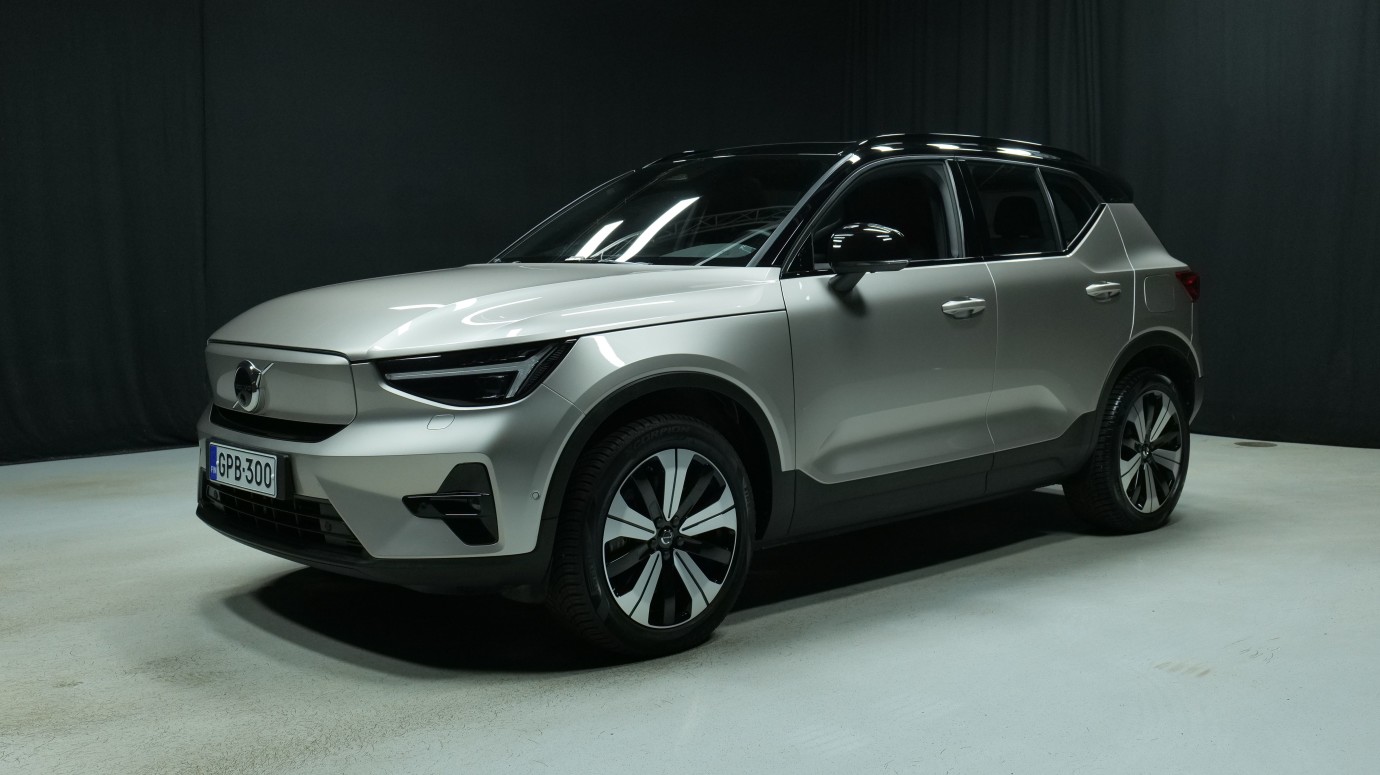 Esittelykuva Volvo XC40 täyssähköautosta.