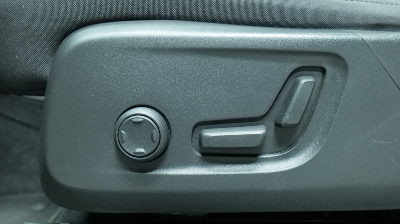 Esittelykuva Volvo XC40 täyssähköautosta.