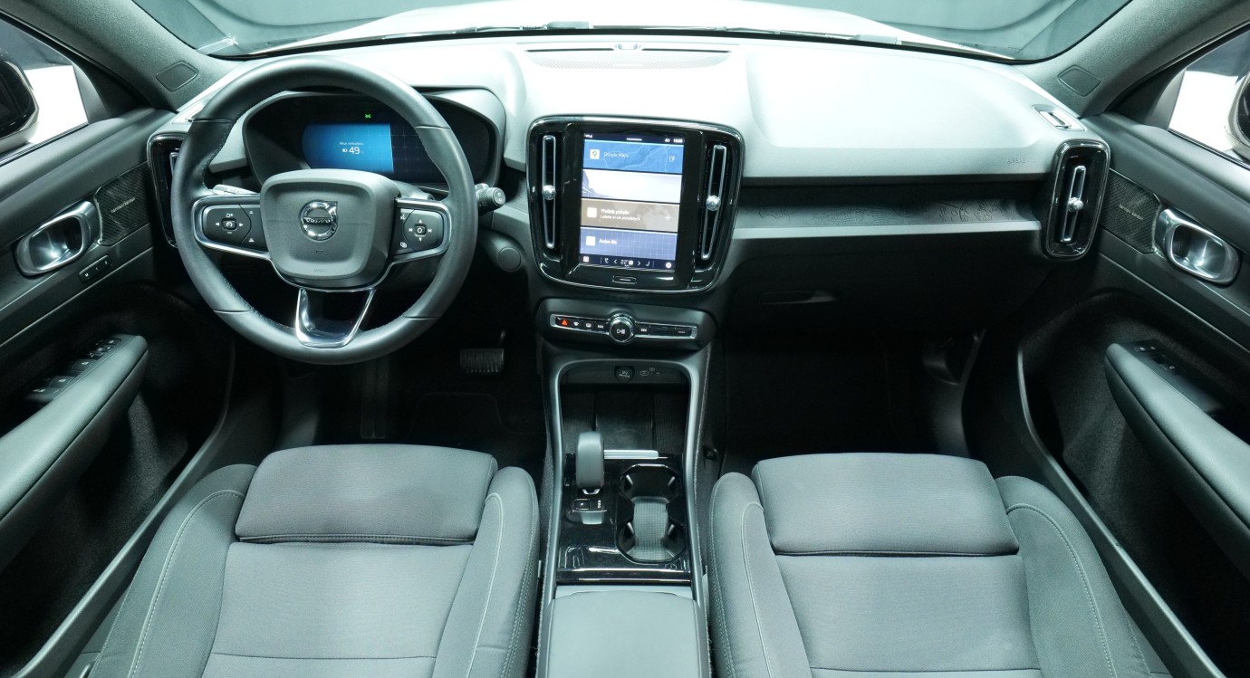 Esittelykuva Volvo XC40 täyssähköautosta.