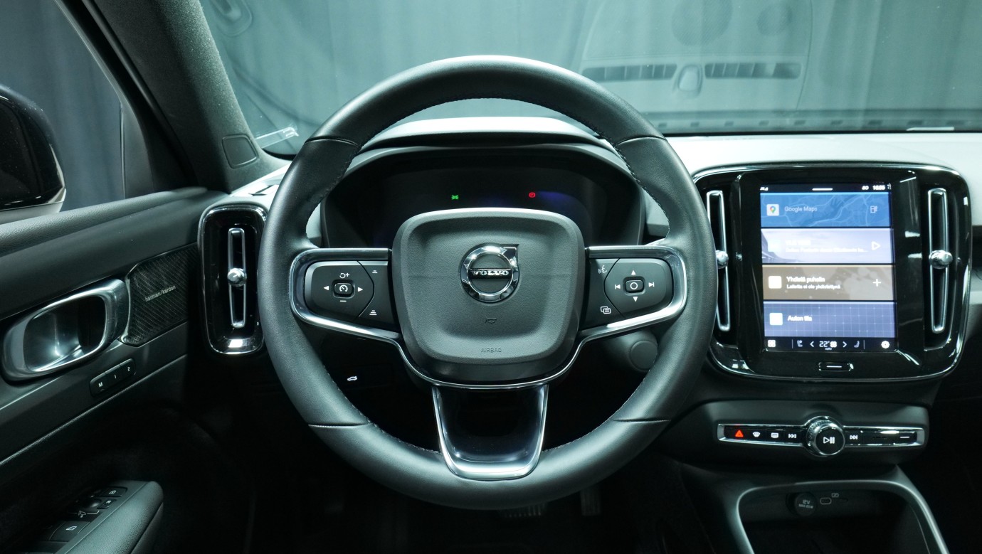 Esittelykuva Volvo XC40 täyssähköautosta.