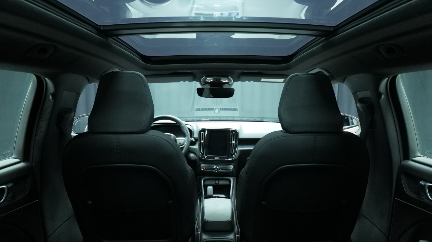 Esittelykuva Volvo XC40 täyssähköautosta.