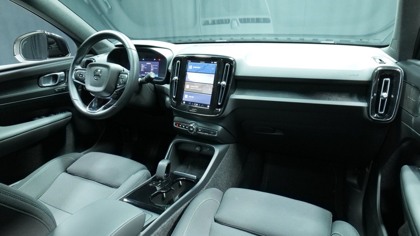 Esittelykuva Volvo XC40 täyssähköautosta.