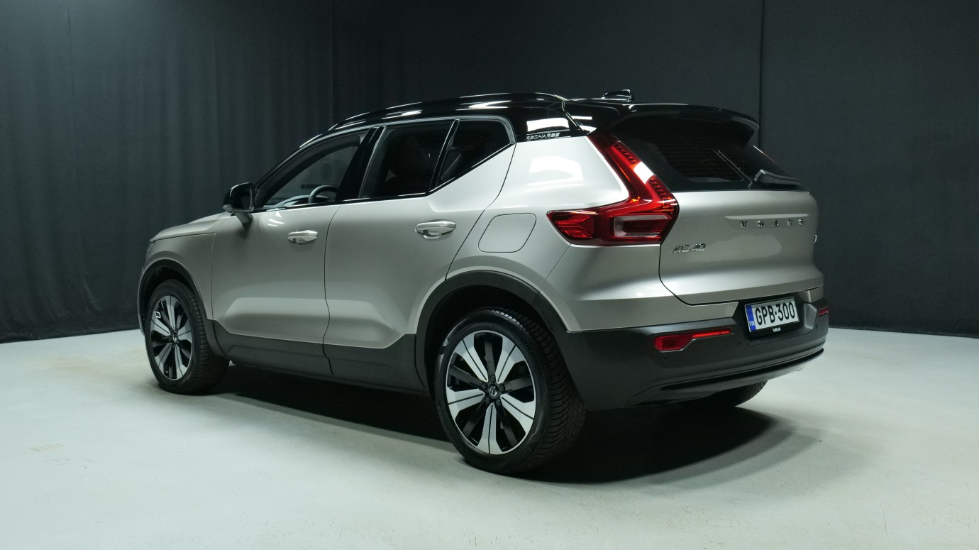 Esittelykuva Volvo XC40 täyssähköautosta.