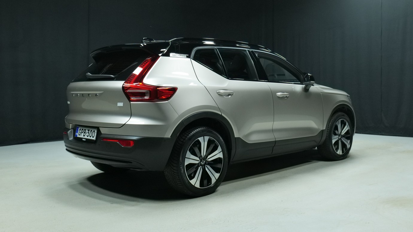 Esittelykuva Volvo XC40 täyssähköautosta.