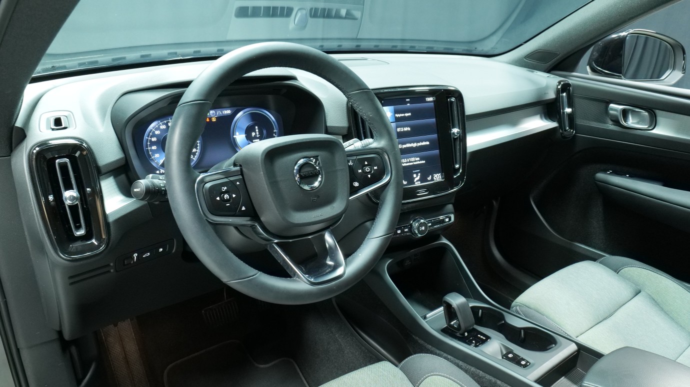 Esittelykuva Volvo XC40 kevythybridiautosta.