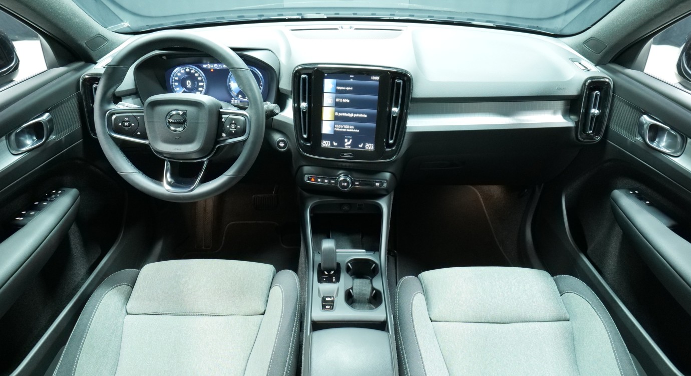 Esittelykuva Volvo XC40 kevythybridiautosta.