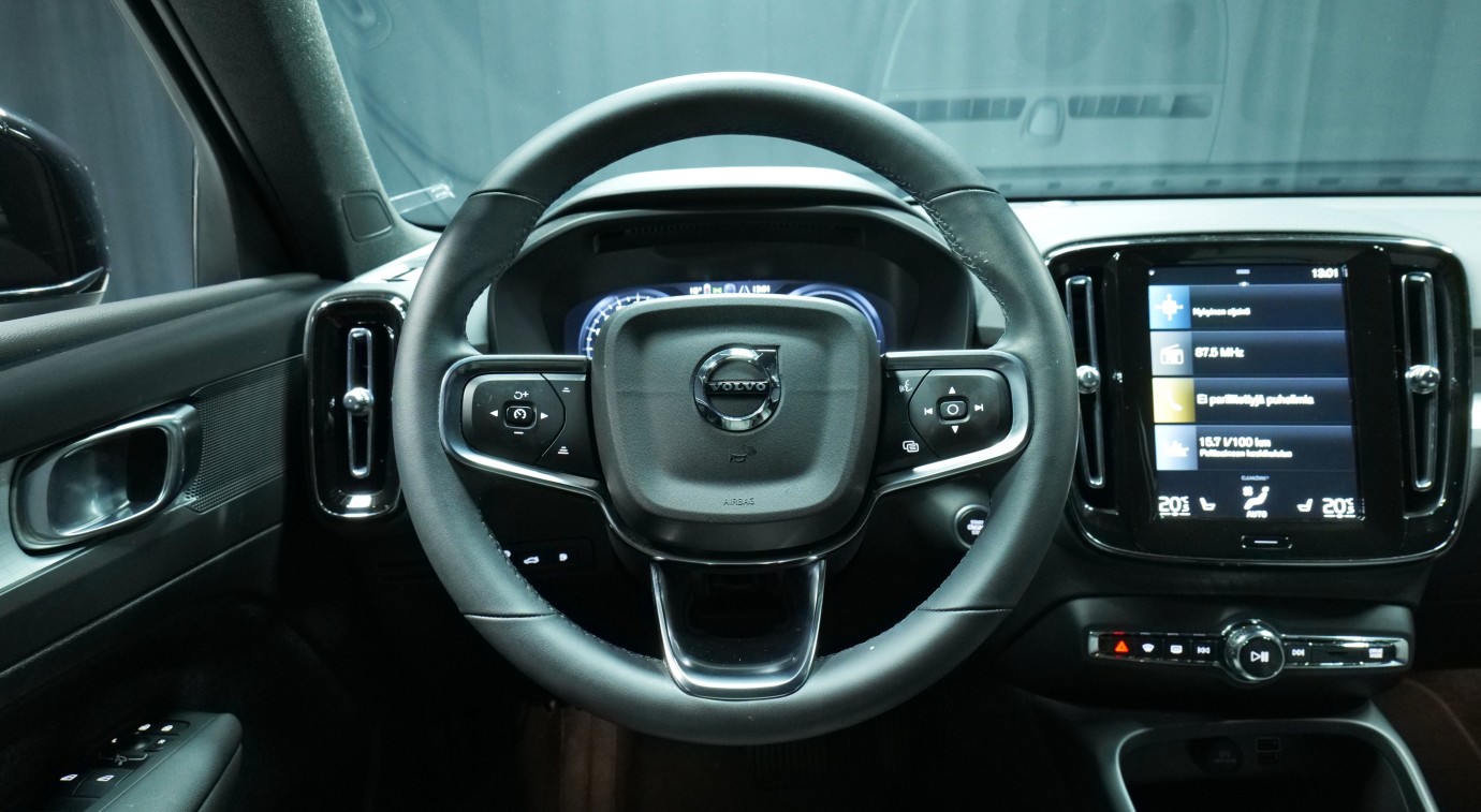 Esittelykuva Volvo XC40 kevythybridiautosta.