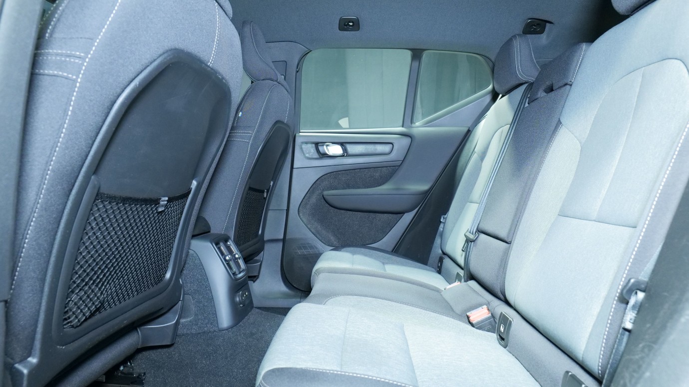 Esittelykuva Volvo XC40 kevythybridiautosta.