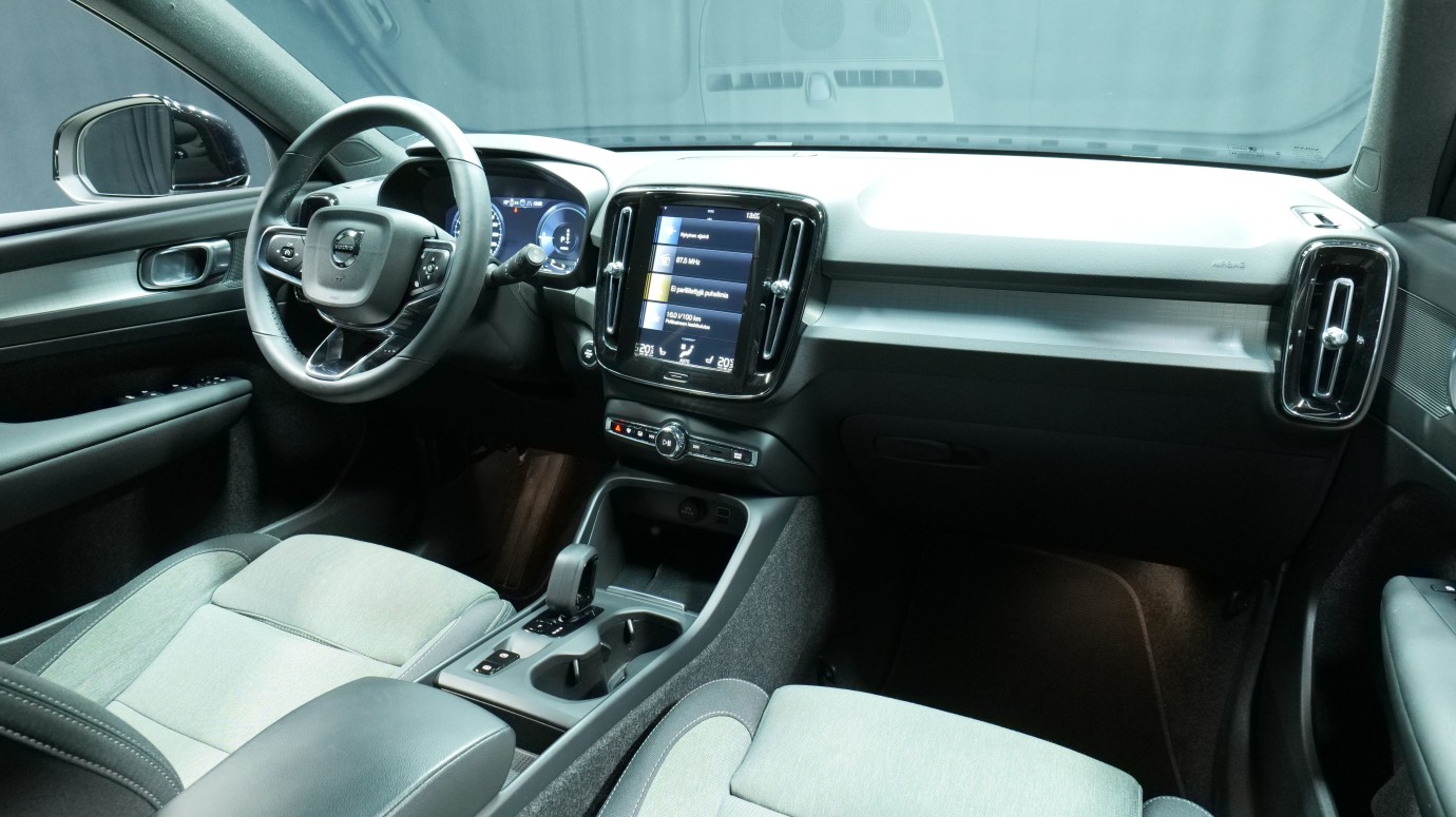 Esittelykuva Volvo XC40 kevythybridiautosta.
