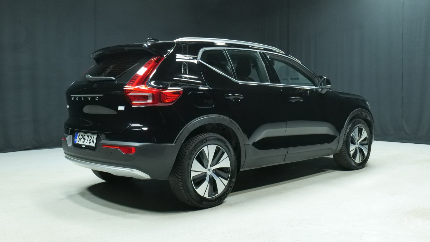 Esittelykuva Volvo XC40 kevythybridiautosta.