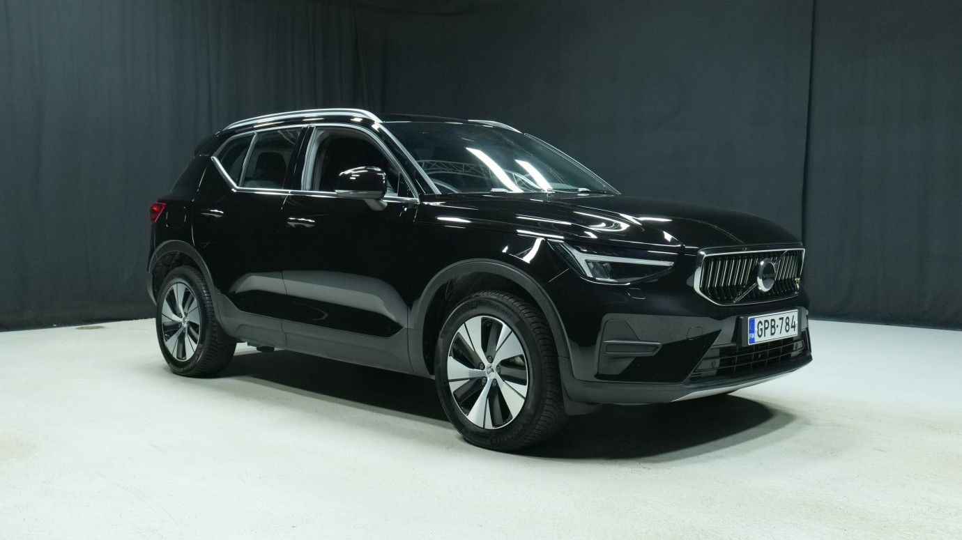 Esittelykuva Volvo XC40 kevythybridiautosta.