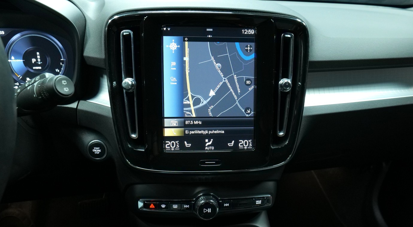 Esittelykuva Volvo XC40 kevythybridiautosta.