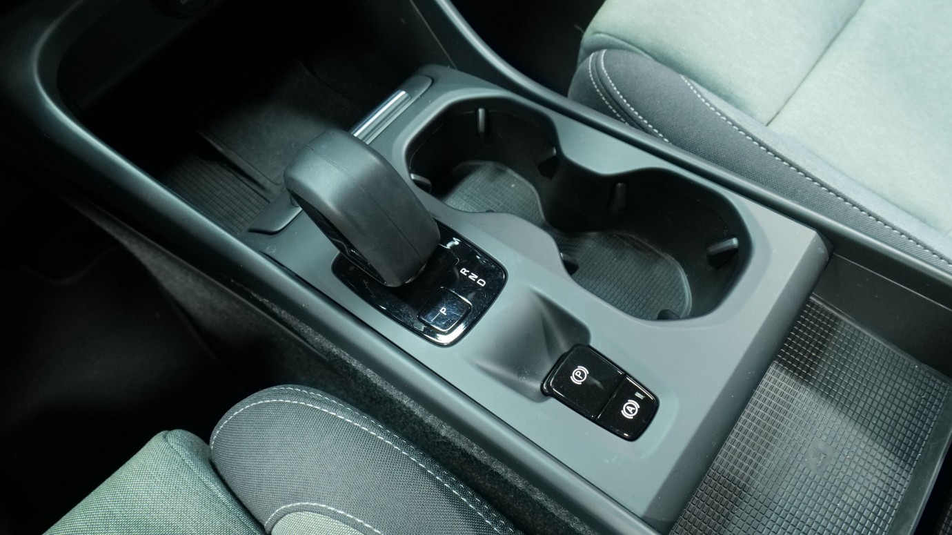 Esittelykuva Volvo XC40 kevythybridiautosta.