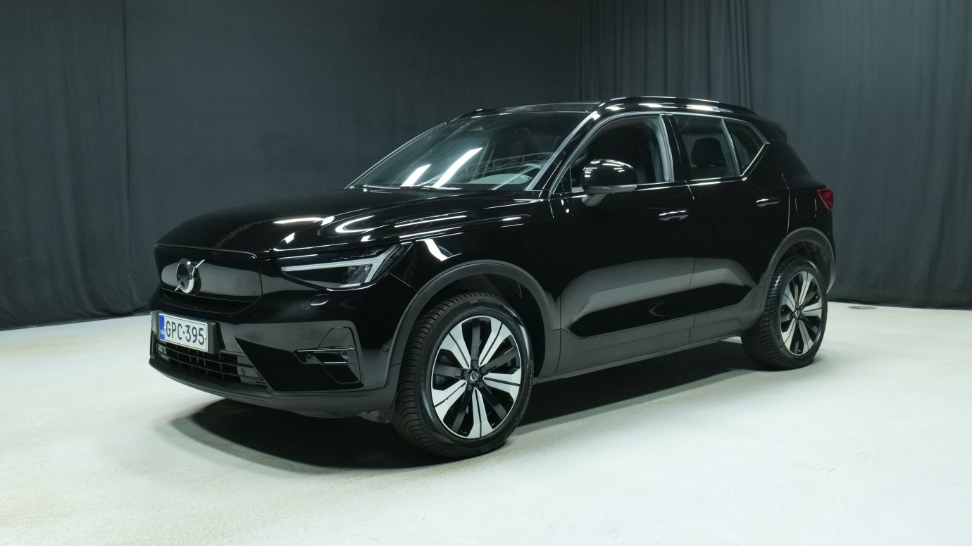 Esittelykuva Volvo XC40 täyssähköautosta.