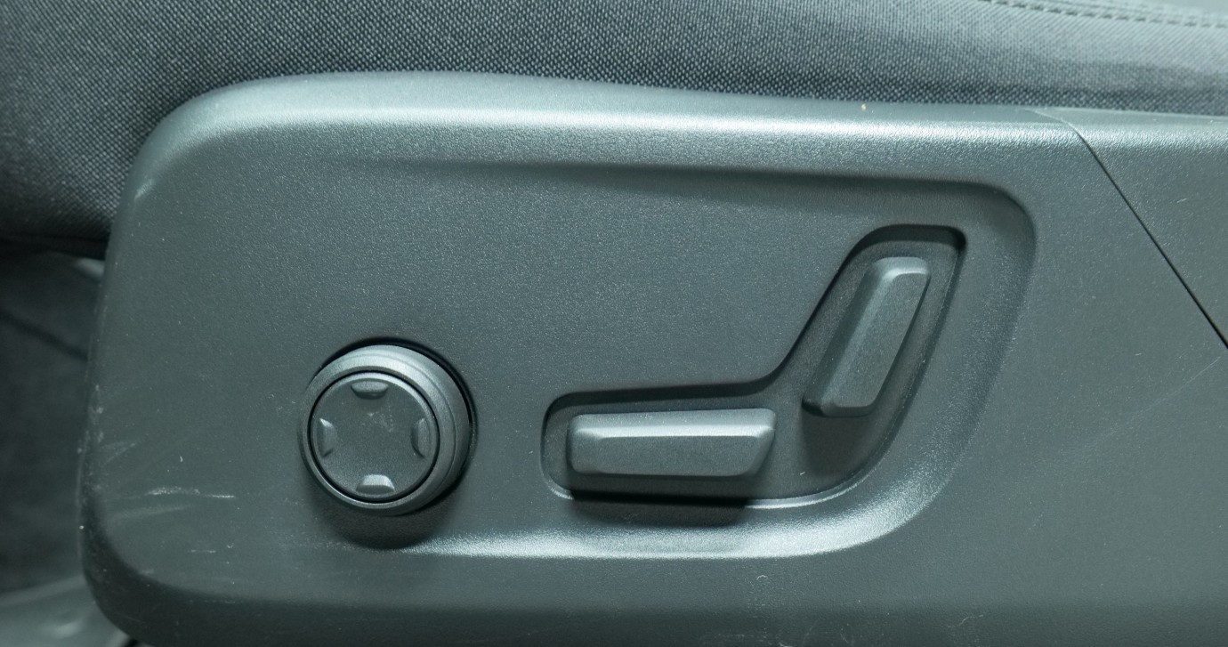 Esittelykuva Volvo XC40 täyssähköautosta.