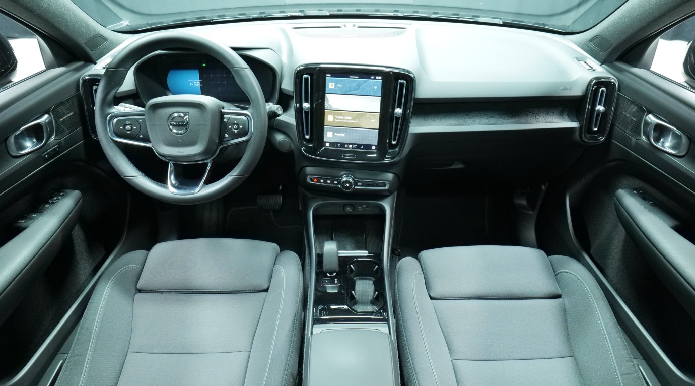 Esittelykuva Volvo XC40 täyssähköautosta.