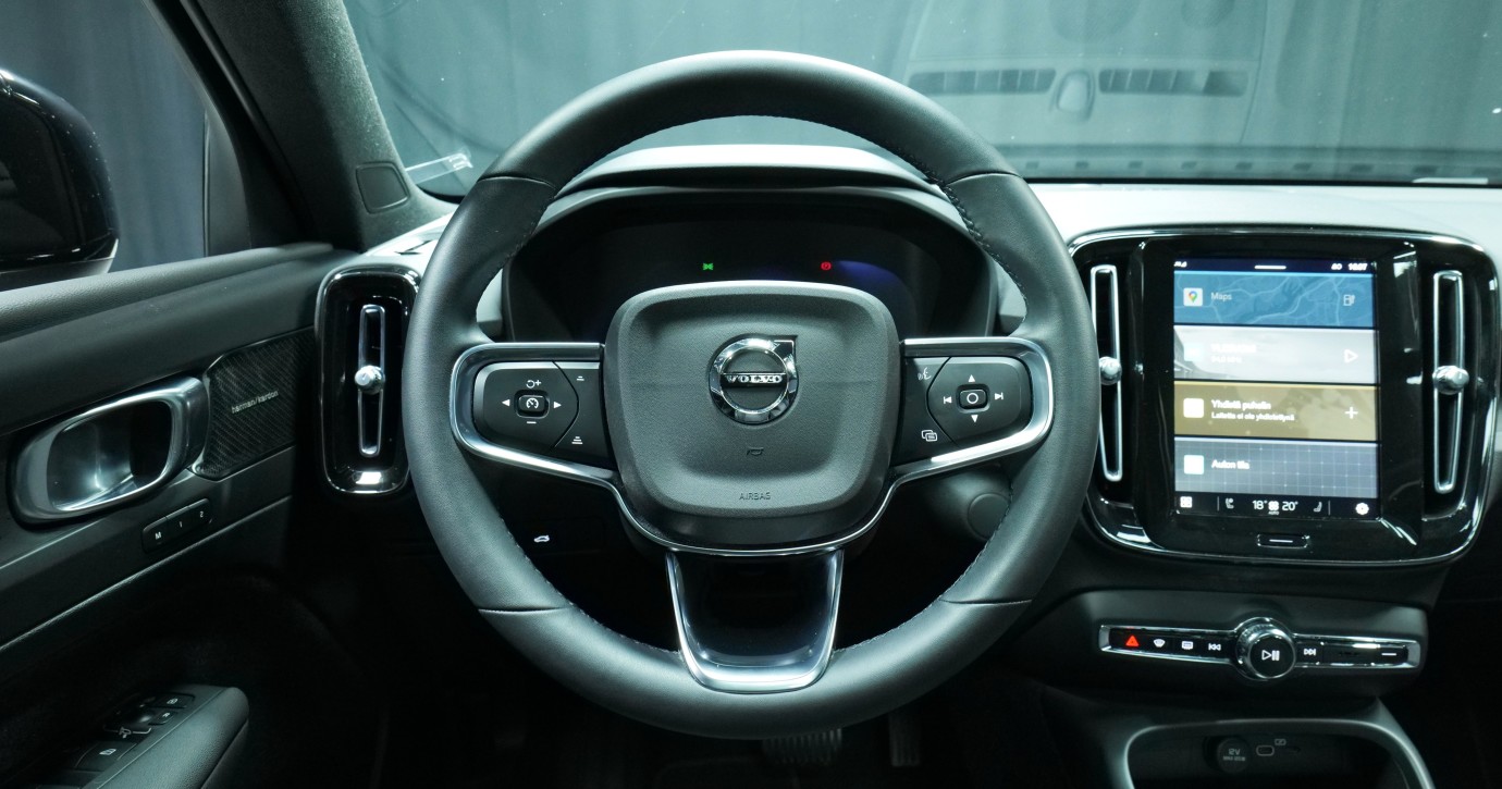 Esittelykuva Volvo XC40 täyssähköautosta.