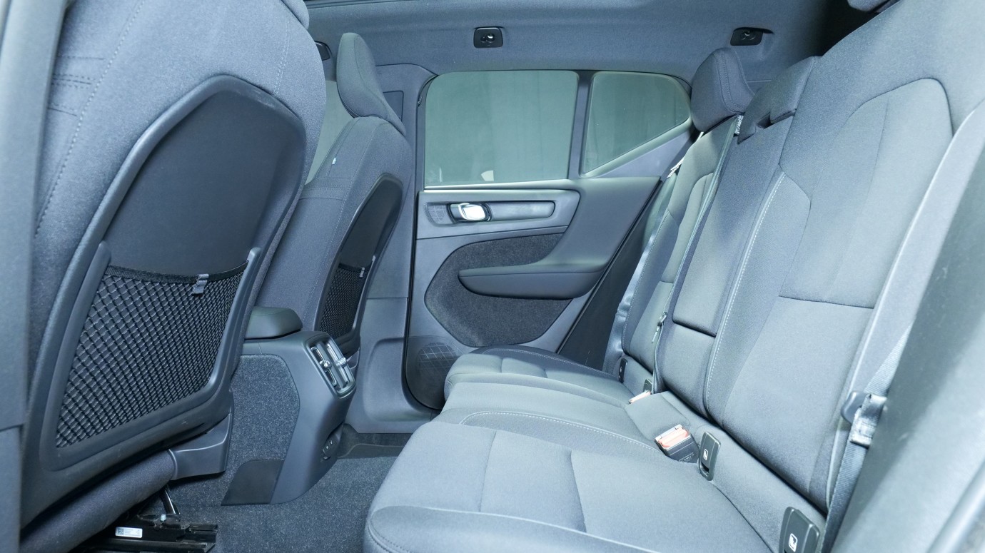 Esittelykuva Volvo XC40 täyssähköautosta.