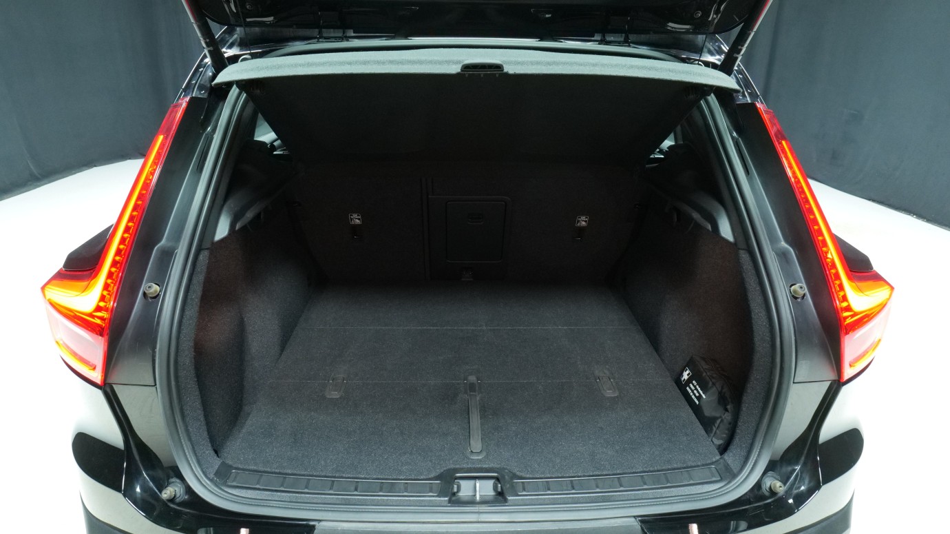 Esittelykuva Volvo XC40 täyssähköautosta.