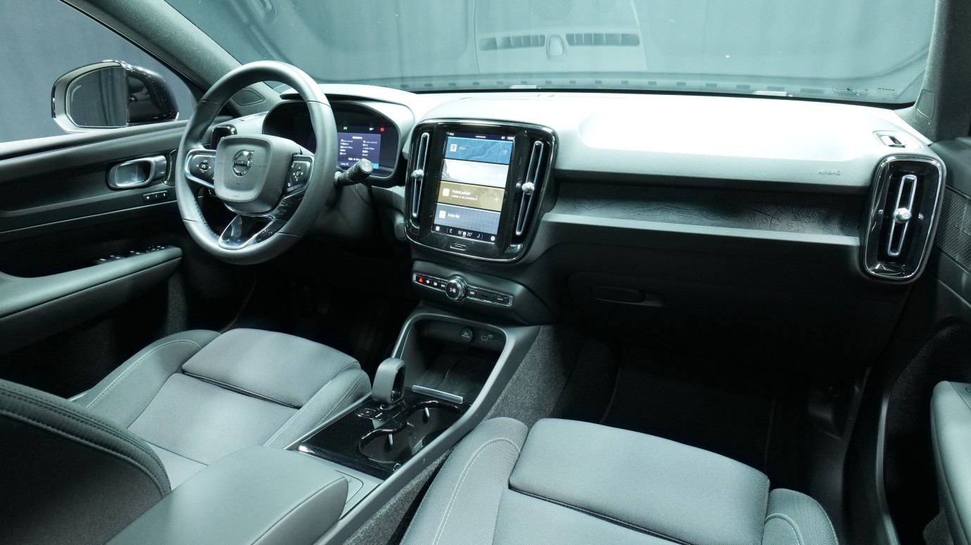 Esittelykuva Volvo XC40 täyssähköautosta.