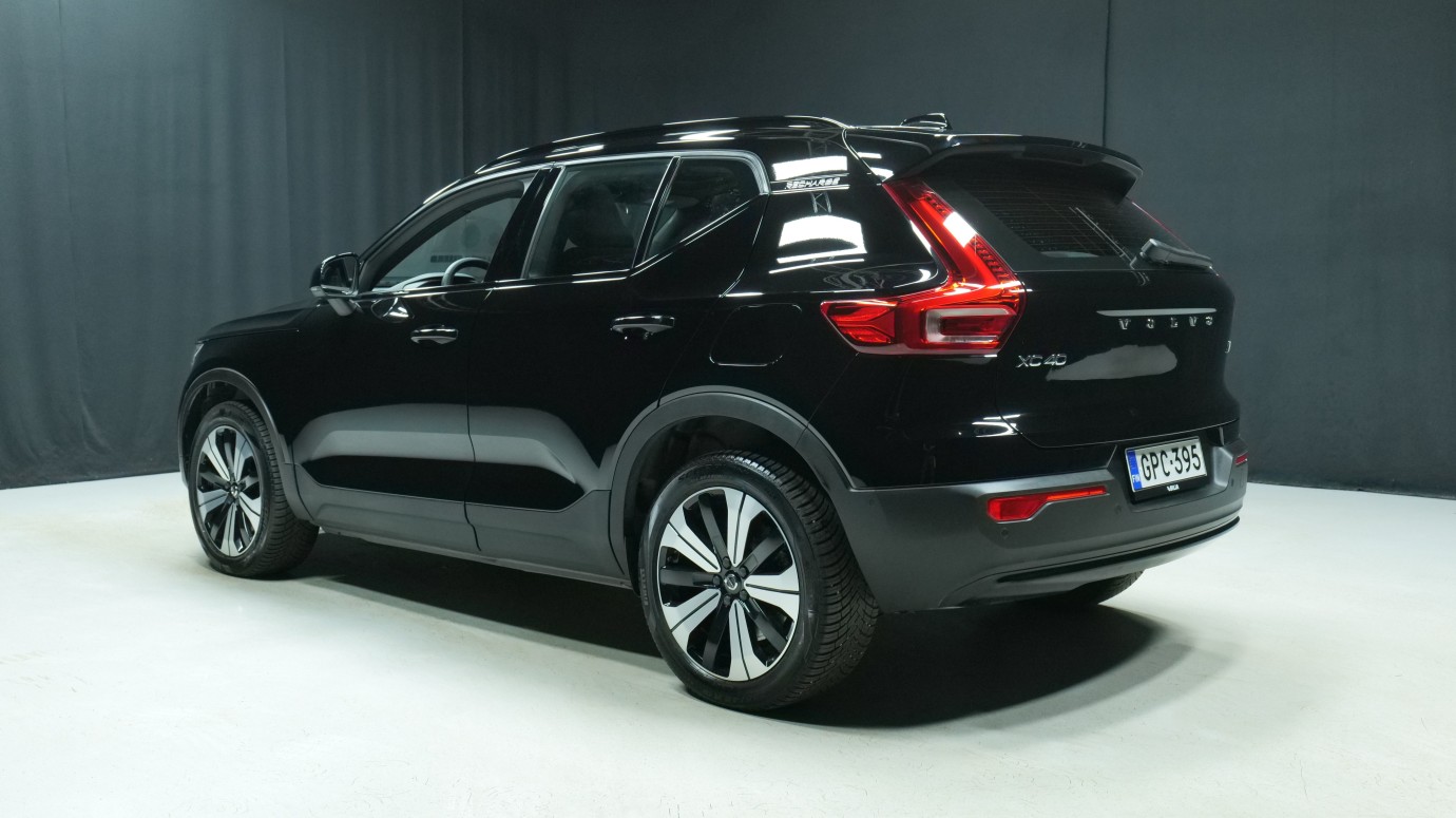 Esittelykuva Volvo XC40 täyssähköautosta.
