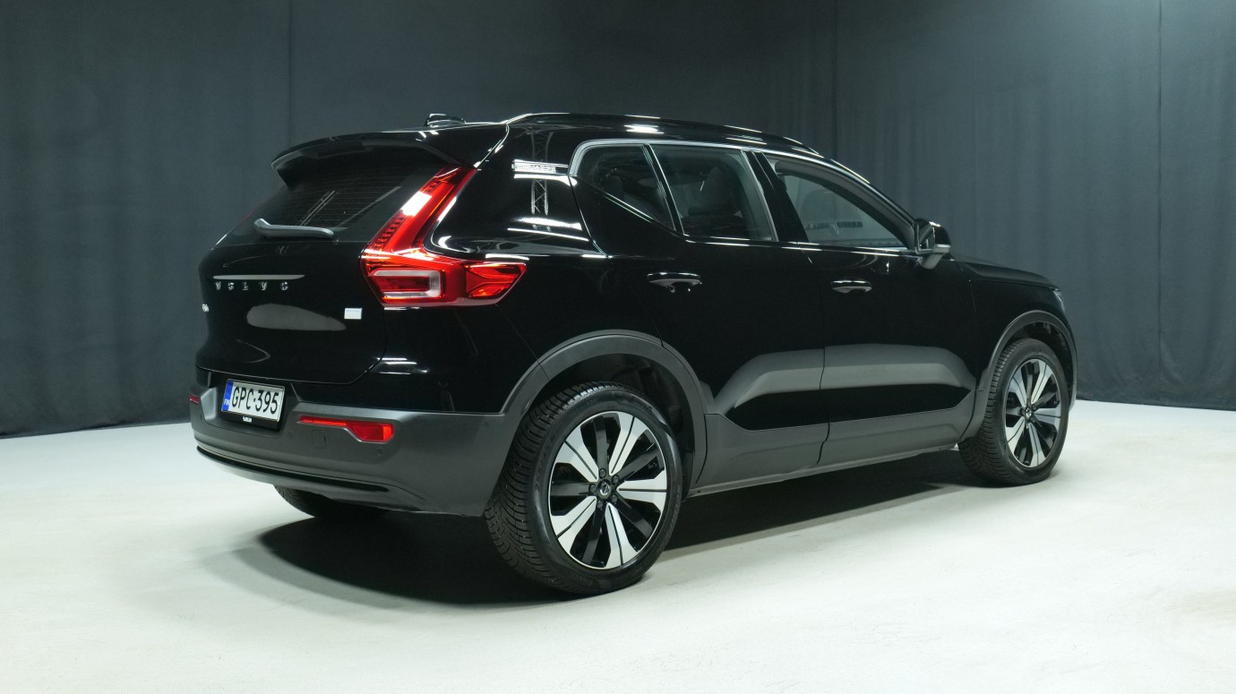 Esittelykuva Volvo XC40 täyssähköautosta.