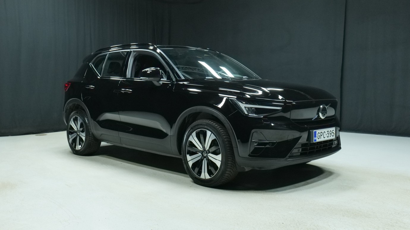 Esittelykuva Volvo XC40 täyssähköautosta.