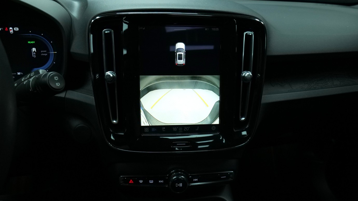 Esittelykuva Volvo XC40 täyssähköautosta.