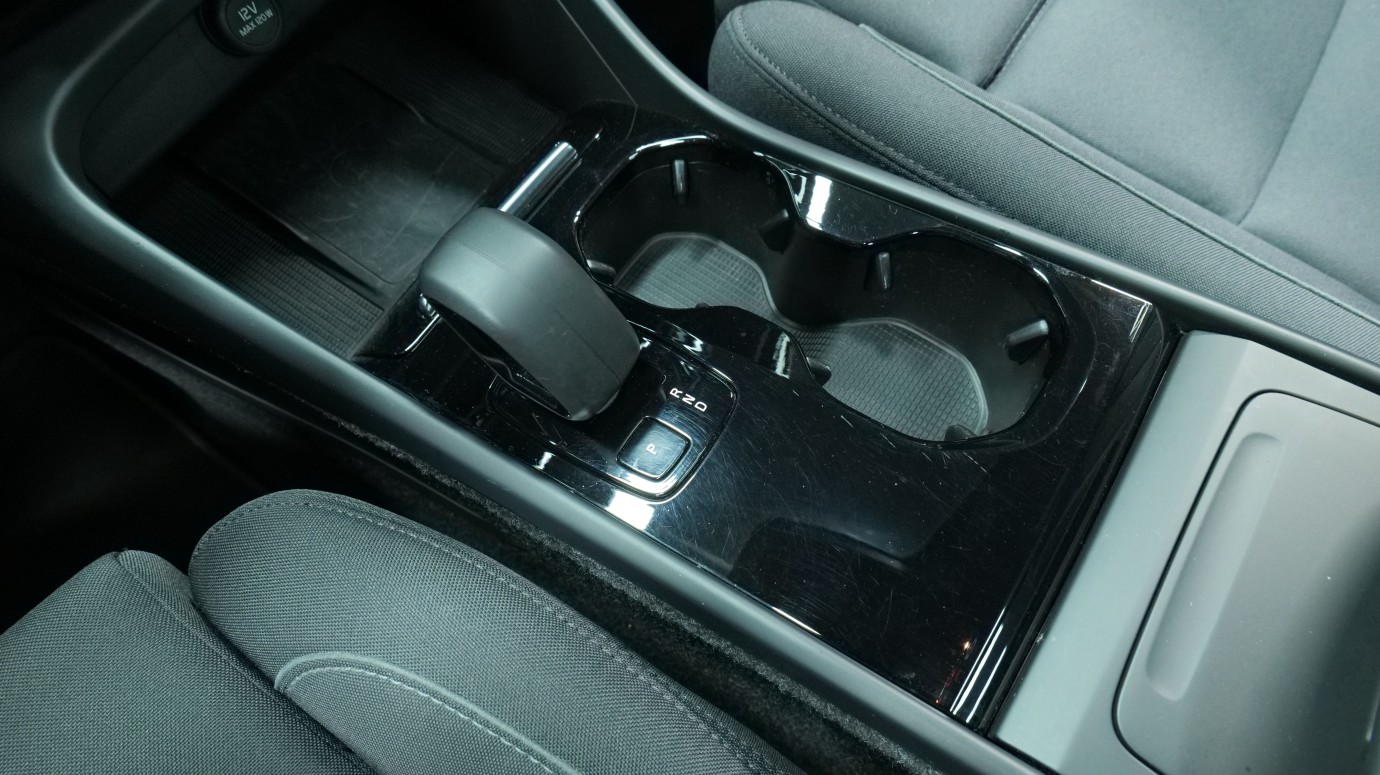 Esittelykuva Volvo XC40 täyssähköautosta.