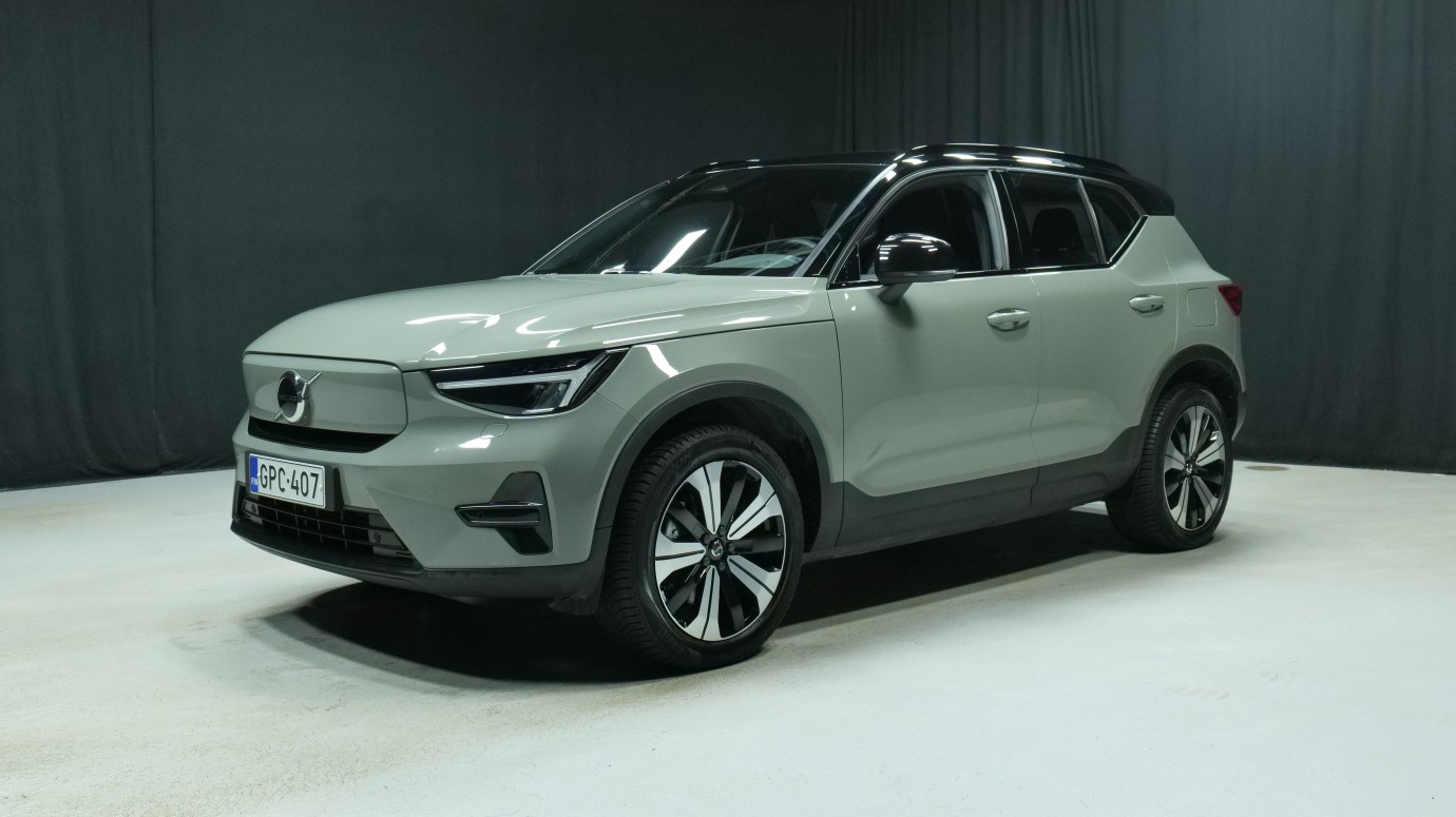 Esittelykuva Volvo XC40 täyssähköautosta.